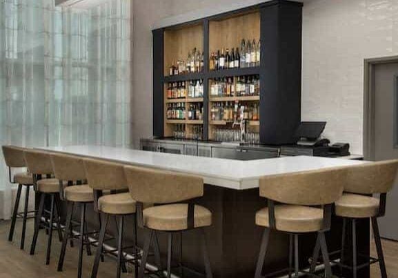 Hampton Warroad Hotel bar