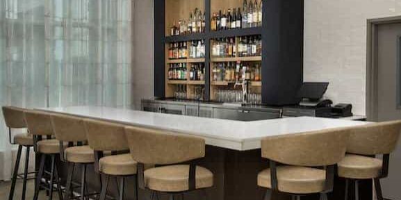 Hampton Warroad Hotel bar