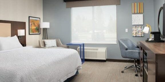 Hampton Warroad Hotel room