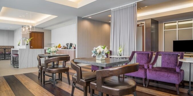 hilton bloomington breakfast area with drapes
