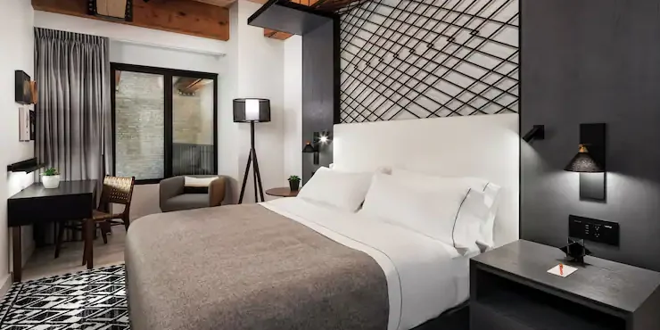 hilton hotel room with canopy bed