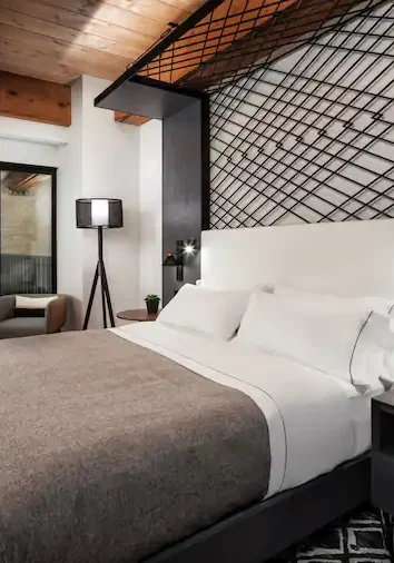 hilton hotel room with canopy bed